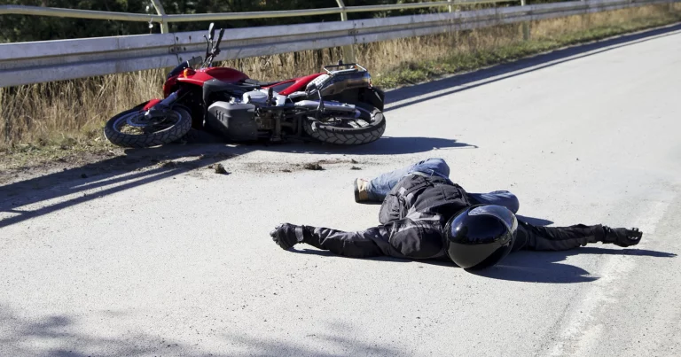 罗斯维尔发生事故后，摩托车手伤势危急