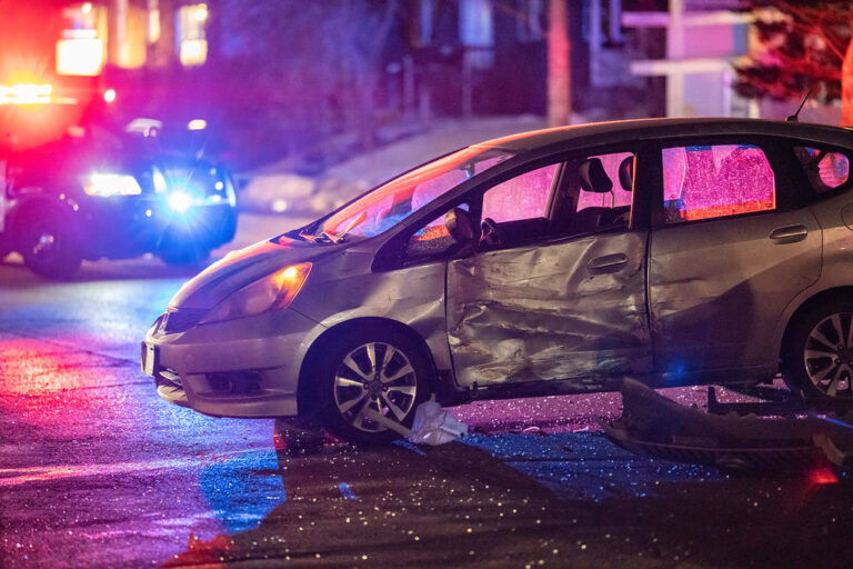 新米尔福德高中高年级学生在车祸中丧生，3人受伤
