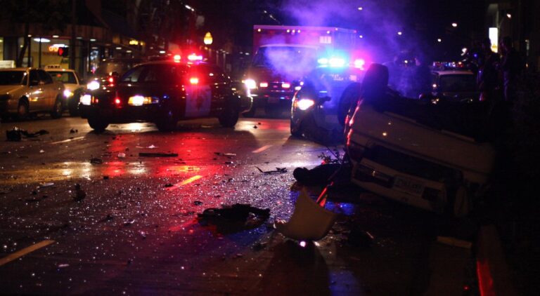 圣心大学学生和Uber司机在夜间车祸中受重伤