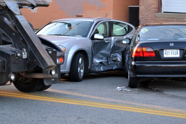 奥克兰发生一起被盗汽车事故，造成 2 人死亡、1 人受伤