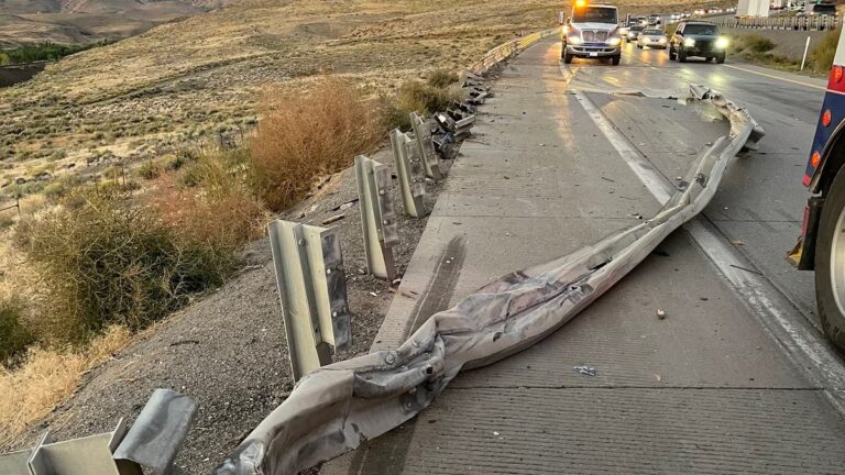 I-80 公路上的车祸损坏了护栏