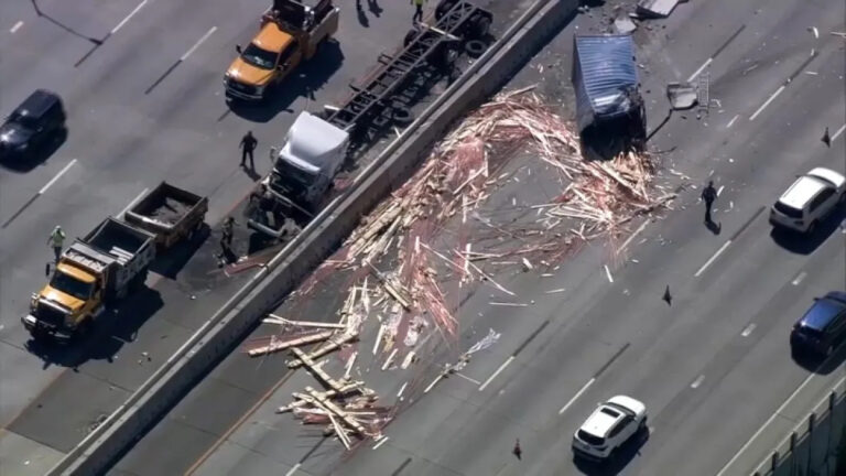坠毁的木板散落在 I-95 州际公路上