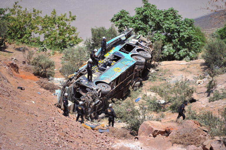 秘鲁公交车事故造成至少 24 人死亡 - 运输公司