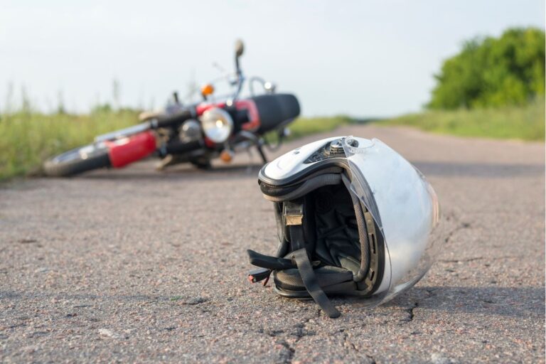 官员称，索拉诺县摩托车手撞上另一辆车后死亡