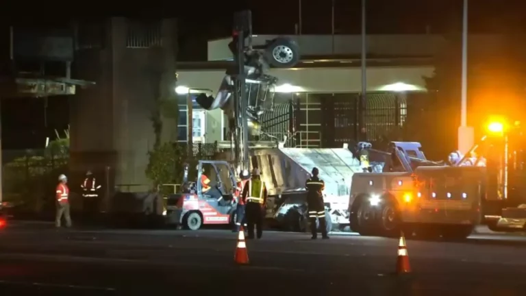 大型钻机撞上里士满-圣拉斐尔大桥收费站后司机死亡