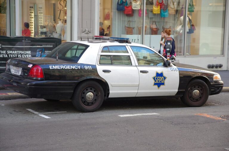 旧金山警察开枪打死撞中国领事馆的汽车司机