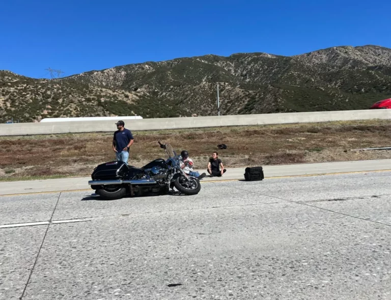 摩托车在 Cajon Pass 南行 15 号高速公路上撞上 SUV