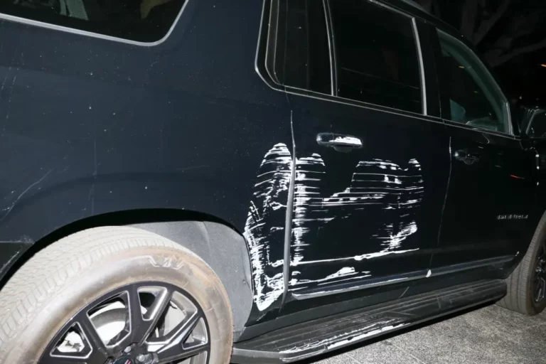皮特·戴维森 (Pete Davidson) 因鲁莽驾驶被指控，在离开他的单口喜剧表演时撞坏了他的 SUV