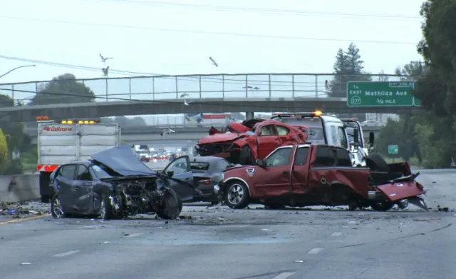 圣何塞：小型货车在 101 号高速公路翻车事故中翻车，南加州男子身亡