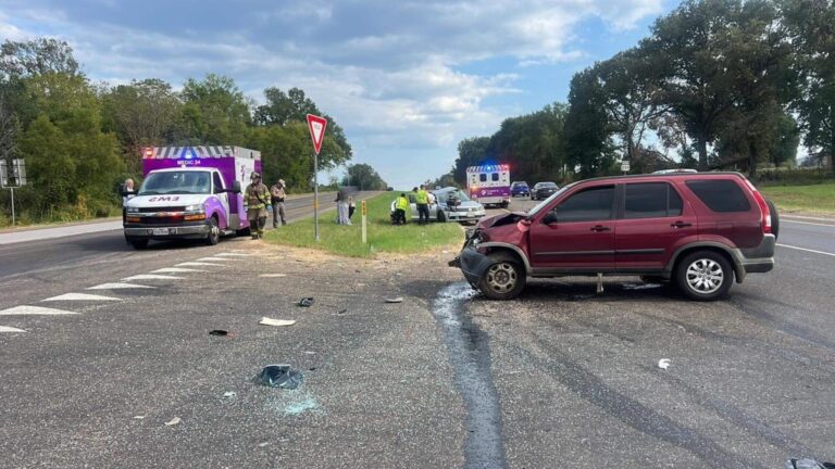 工作人员应对 US 259 公路 CR 102 公路上发生的两辆车相撞事故，交通速度减慢