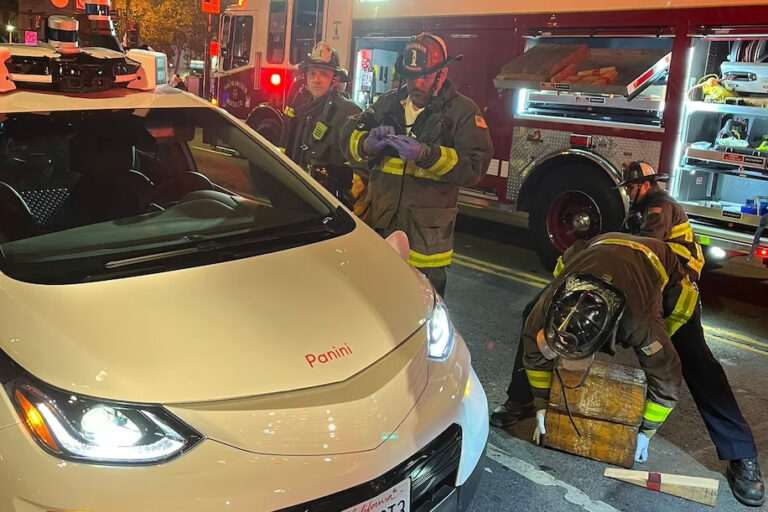 旧金山发生怪异事故，行人被困在机器人出租车下